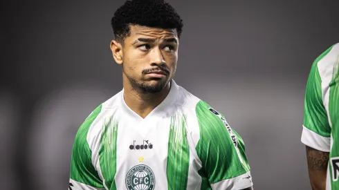 Lucas Ronier durante confronto contra o Santos na Série B de 2024.