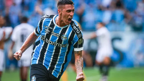 RS - PORTO ALEGRE - 17/02/2024 - GAUCHO 2024, GREMIO X SANTA CRUZ-RS - Cristian Pavon jogador do Gremio comemora seu gol durante partida contra o Santa Cruz-RS no estadio Arena do Gremio pelo campeonato Gaucho 2024. Foto: Maxi Franzoi/AGIF