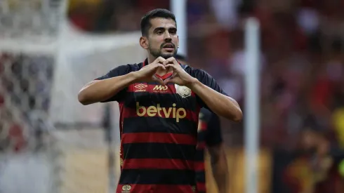 Zé Roberto, jogador do Sport, comemora seu gol durante a partida entre Sport e Amazonas, na Arena de Pernambuco, Série B.
