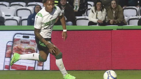 Wesley Pomba durante confronto contra o Vila Nova na Série B de 2024.