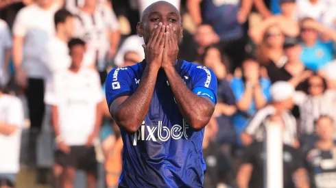 Vagner Love durante confronto contra o Santos na Série B de 2024.