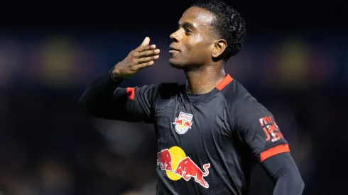 Helinho durante confronto contra o Atlético-GO no Brasileirão 2024.