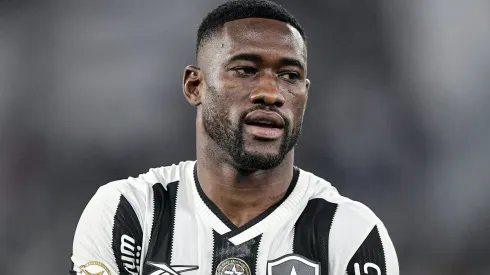 Bastos jogador do Botafogo durante partida contra o Cruzeiro no estadio Engenhao pelo campeonato Brasileiro A 2024. Renovação deve ser selada no Glorioso