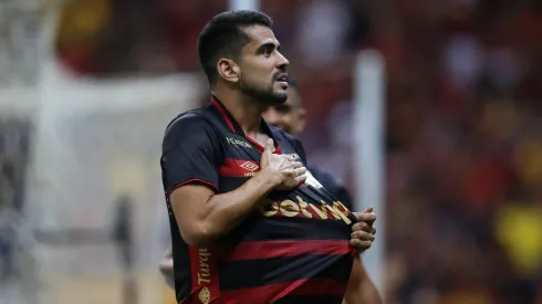 Zé Roberto, jogador do Sport, comemorando seu gol contra o Amazonas, pelo Campeonato Brasileiro da Série B.