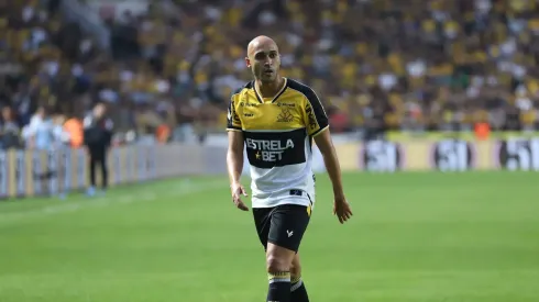 Dudu, lateral-direito do Criciúma, atuando contra o Vasco, no Heriberto Hülse.