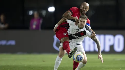 Vegetti jogador do Vasco disputa lance com Thiago Heleno jogador do Athletico-PR durante partida no estádio São Januário pelo campeonato Brasileiro A 2024. Foto: Jorge Rodrigues/AGIF