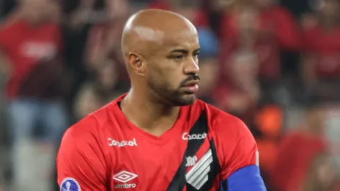 Surge atualização sobre Thiago Heleno no Athletico.