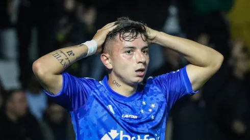 Barreal jogador do Cruzeiro durante partida contra o Criciuma no estadio Heriberto Hulse pelo campeonato Brasileiro A 2024. Foto: Leonardo Hubbe/AGIF