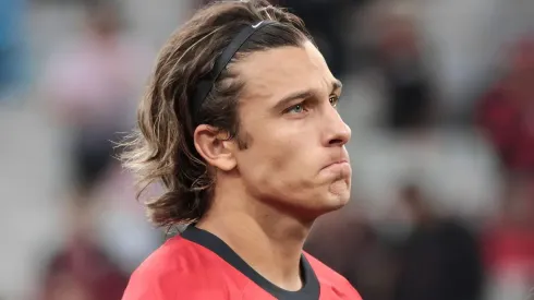 Canobbio jogador do Athletico-PR durante execução do hino nacional antes da partida contra o Operário no estádio Arena da Baixada pelo campeonato Paranaense 2024. Centroavante errou pênalti.