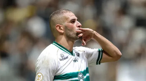 Islam Slimani atuando no Coritiba em 2023