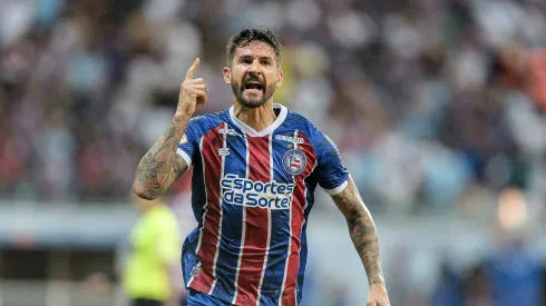 Everaldo jogador do Bahia comemora seu gol durante partida contra o Fluminense no estadio Arena Fonte Nova pelo campeonato Brasileiro A 2023. Centroavante não vive um grande momento e foi pressionado