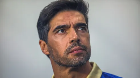 Abel Ferreira tecnico do Palmeiras durante partida contra o Santos no estadio Vila Belmiro pelo campeonato Paulista 2024. Treinador pode ganhar novo reforço.