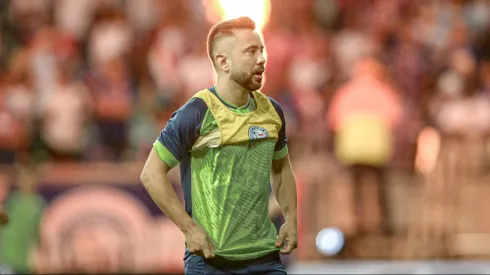 Everton Ribeiro durante confronto contra o Flamengo na Copa do Brasil de 2024.