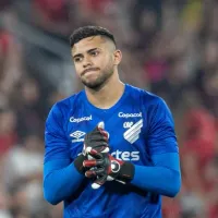 Varini \'aparece\' no Athletico-PR e \'solta o verbo\' sobre titularidade de Mycael