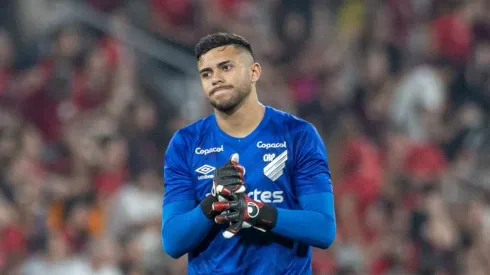 Mycael recebe 'recado' de Varini no Athletico.