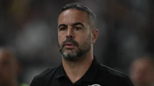 Artur Jorge técnico do Botafogo durante partida contra o Fortaleza no estádio Engenhão pelo campeonato Brasileiro A 2024. Foto: Thiago Ribeiro/AGIF