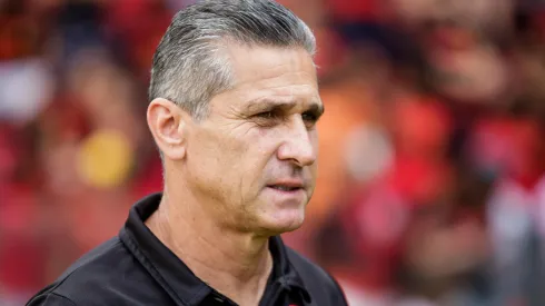 Jorginho tecnico do Vasco durante partida contra o Sport no estadio Ilha do Retiro pelo campeonato Brasileiro B 2022. Técnico recebeu aviso de atacante