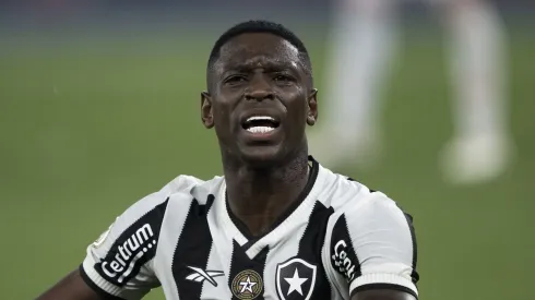 Luiz Henrique vira alvo de polêmica no Botafogo.