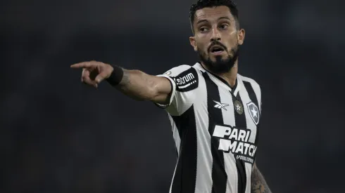 Alex Telles durante confronto contra o Corinthians no Campeonato Brasileiro de 2024.