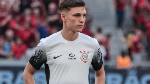 Bidon durante confronto contra o Athletico-PR no Brasileirão 2024.