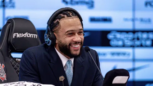 Depay em sua apresentação como jogador do Corinthians