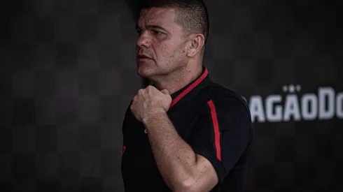 Umberto Louzer durante confronto contra o Vitória no Campeonato Brasileiro de 2024.