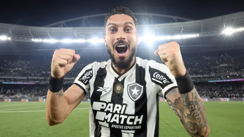 Alex Telles em Botafogo x Corinthians, pelo Campeonato Brasileiro, no Nilton Santos.