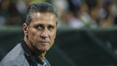 Jorginho, técnico do Coritiba, tem sua demissão pedida pela torcida do Coxa nas redes sociais.