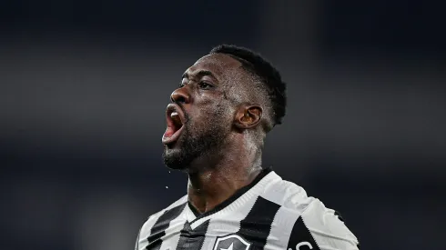 Bastos jogador do Botafogo comemora seu gol durante partida contra o Athletico-PR no estadio Engenhao pelo campeonato Brasileiro A 2024. Defensor virou alvo em declaração