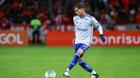 Vitinho durante confronto contra o Internacional no Brasileirão de 2024.