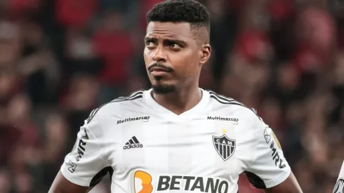 Jemerson jogador do Atletico-MG durante execucao do hino nacional antes da partida contra o Athletico-PR no estadio Arena da Baixada pelo campeonato Libertadores 2023. Zagueiro pode ser nova baixa