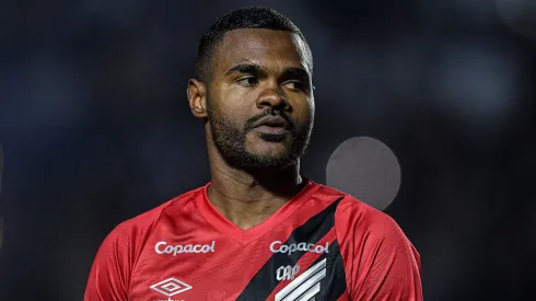 Nikão, jogador do Athletico-PR, durante partida contra o Vasco em São Januário pelo Campeonato Brasileiro.