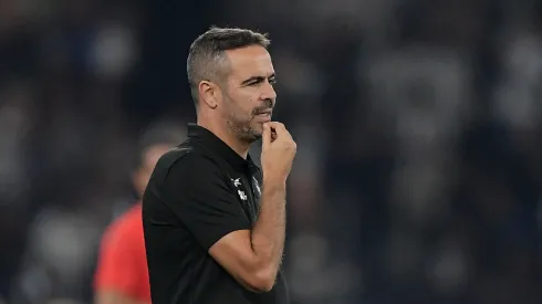 Artur Jorge técnico do Botafogo durante partida contra o Cruzeiro no estádio Engenhão pelo campeonato Brasileiro A 2024. Foto: Thiago Ribeiro/AGIF