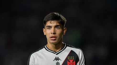 Sforza jogador do Vasco durante partida contra o Athletico-PR no estadio Sao Januario pelo campeonato Brasileiro A 2024. Meio-campista mandou recado sobre o clássico