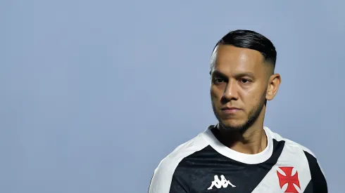 Souza jogador do Vasco durante partida contra o Bragantino no estádio São Januário pelo campeonato Brasileiro A 2024. Volante vive drama na Colina