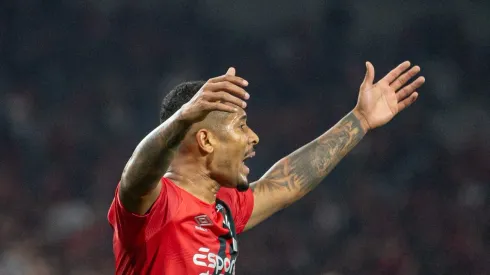 Fernando vira assunto no Athletico.