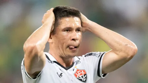 Osvaldo recebe atualização de última hora no Vitória (Foto: Gil Gomes/AGIF)