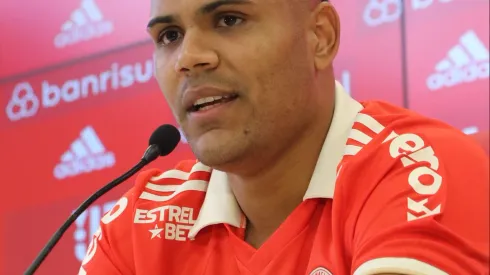 Foto: Ricardo Duarte/Internacional - Mikael durante coletiva de apresentação no Internacional em 2022.