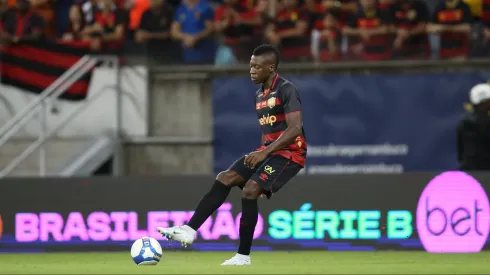 Palacios durante confronto contra a Ponte Preta na Série B 2024.