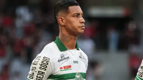Alef Manga jogador do Coritiba durante execucao do hino nacional antes da partida contra o Athletico-PR no estadio Arena da Baixada pelo campeonato Paranaense 2023. Centroavante está voltando aos treinos