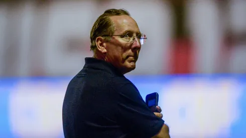 John Textor, dono da SAF do Botafogo, antes da partida contra o Vitória no Barradão, pelo Campeonato Brasileiro.