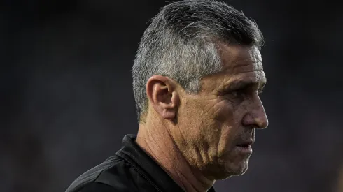 Jorginho durante confronto contra o Criciúma na Série B de 2022.