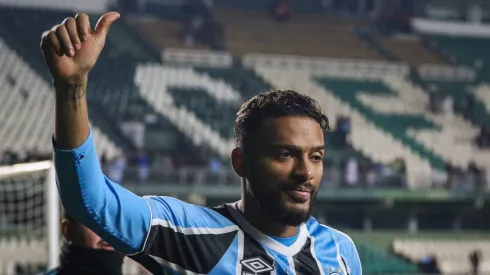 Reinaldo, jogador do Grêmio, comemora seu gol durante partida contra o Fluminense, no Couto Pereira, pela Copa Libertadores.
