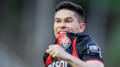 Osvaldo, jogador do Vitória, comemora seu gol durante partida contra o Bahia, no Barradão.