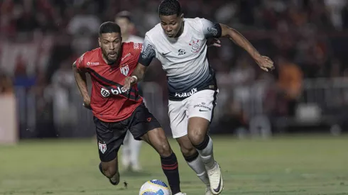 Rhaldney jogador do Atlético-GO disputa lance com Wesley jogador do Corinthians durante partida no estádio Antônio Accioly pelo campeonato Brasileiro A 2024. Foto: Heber Gomes/AGIF