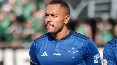 Rafael Elias jogador do Cruzeiro durante execucao do hino nacional antes da partida contra o Coritiba no estadio Durival de Britto pelo campeonato Brasileiro A 2023. Atacante pode render grana ao clube