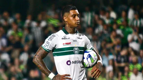 Alef Manga jogador do Coritiba durante partida contra o Sport (Foto: Gabriel Machado/AGIF)