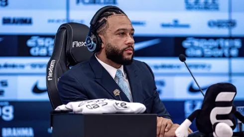 Depay durante coletiva de apresentação no Corinthians.