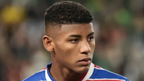 Hercules jogador do Fortaleza durante execucao do hino nacional antes da partida contra o Coritiba (Foto: Robson Mafra/AGIF)