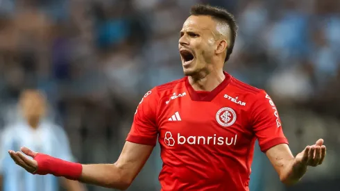 Renê, jogador do Internacional, reclama com a arbitragem durante partida contra o Grêmio, pelo Campeonato Gaucho de 2023.